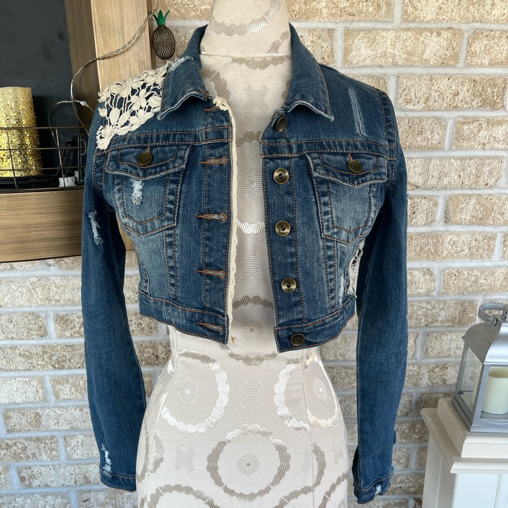 Delia’s cropped denim jacket size S